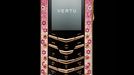 Telefony Vertu Signature Rose Gold Pink Diamonds se mohou pochlubit 923 drahými kameny. Zkušeným řemeslníkům společnosti Vertu údajně trvá celý měsíc, než telefony ručně osázejí kombinací osmnáctikarátového růžového zlata, růžových diamantů, růžových safírů a rubínů nejvyšší jakosti. Každý kus je jedinečný a vyrábí se pouze na zakázku.