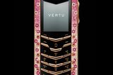 Telefony Vertu Signature Rose Gold Pink Diamonds se mohou pochlubit 923 drahými kameny. Zkušeným řemeslníkům společnosti Vertu údajně trvá celý měsíc, než telefony ručně osázejí kombinací osmnáctikarátového růžového zlata, růžových diamantů, růžových safírů a rubínů nejvyšší jakosti. Každý kus je jedinečný a vyrábí se pouze na zakázku.