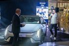 Jaromír Jágr jako kněz. Ve slovenské továrně Kie pokřtil nový model pro Evropu