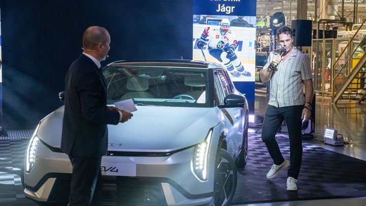 Jaromír Jágr jako kněz. Ve slovenské továrně Kie pokřtil nový model pro Evropu