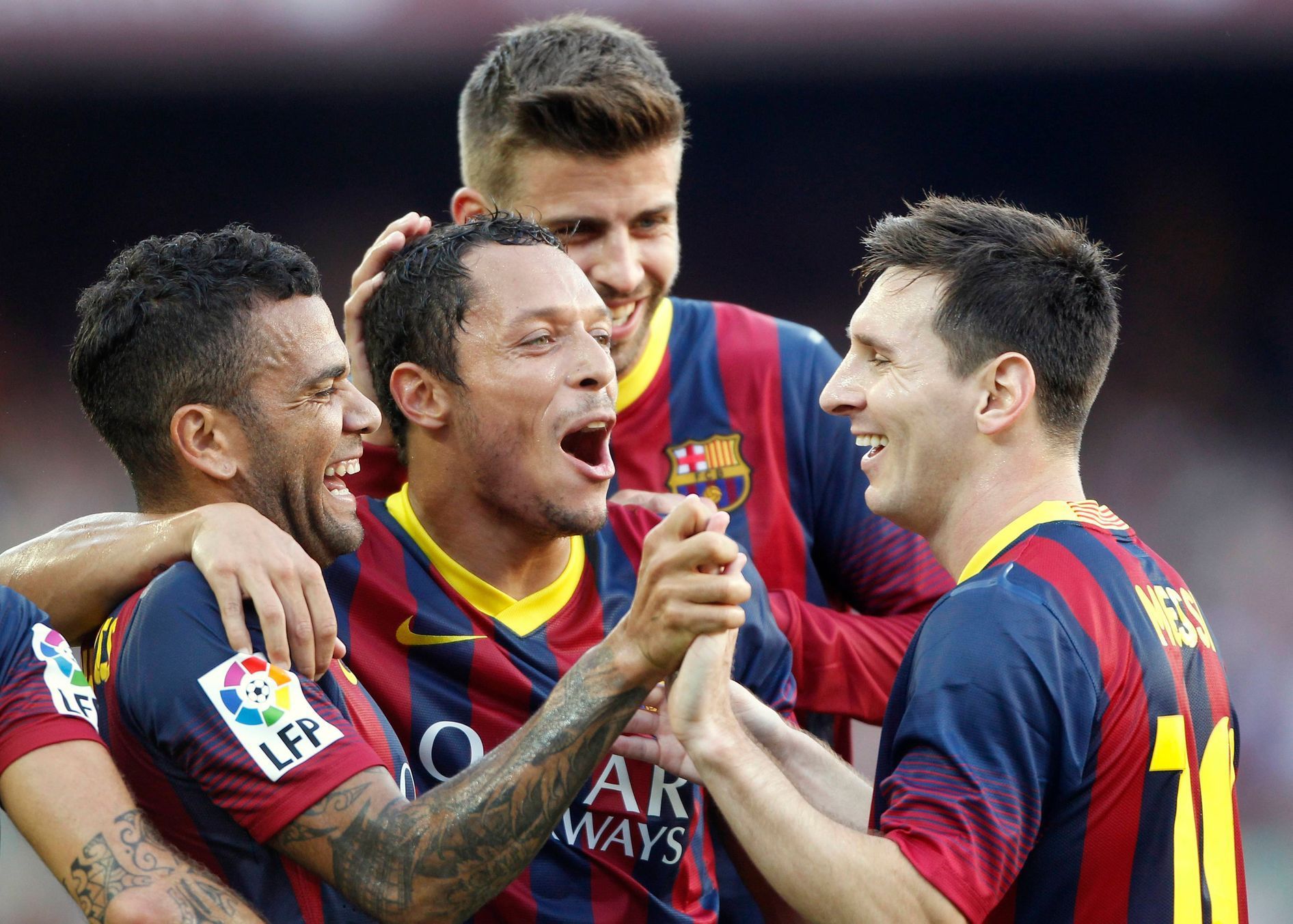 Dani Alves, Adriano, Gerard Pique and Lionel Messi slaví gól v síti Levante