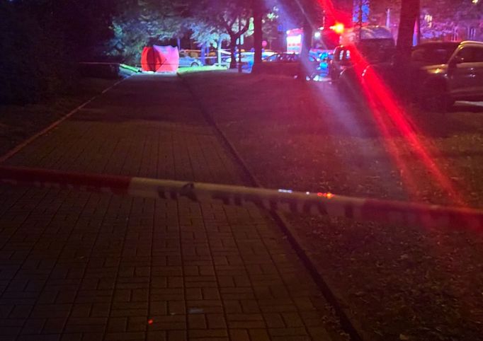 Policie vyšetřuje večerní střelbu na pražském Jarově. Jeden člověk zemřel, vyšetřovatelé zadrželi policistu.