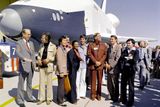 Září 1976. Raketoplán Enterprise (na snímku v pozadí) byl prvním americkým raketoplánem postaveným pro NASA. 
Původně se měl jmenovat Constitution (Ústava), ale fanoušci sci-fi seriálu Star Trek uskutečnili petici, díky níž se jeho název nakonec změnil na Enterprise podle názvu lodě z tohoto seriálu. 
Herci ze seriálu byli dokonce přítomni na slavnostní ceremonii při zprovoznění stroje. Zleva doprava: ředitel NASA James D. Fletcher, DeForest Kelley (Dr. "Bones" McCoy), George Takei (Mr. Sulu), James Doohan (Mr. Scott), Nichelle Nichols (Lt. Uhura), Leonard Nimoy (Mr. Spock), Gene Rodenberry a Walter Koenig (Ensign Pavel Chekov).