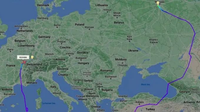 Mapa zachycuje trasu ruského letounu z Moskvy do Basileje, který se během své cesty musel vyhnout vzdušnému prostoru Evropské unie. Pro celé zobrazení rozklikněte.