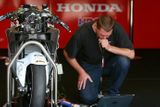 V HRC oddělení Hondy měli před kvalifikacemi s nastavením motocyklů hodně práce.