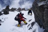 Výstup do prvního výškového tábora je pořádná dřina. Přespat v 6000 metrech je také pořádný záhul, po sestupu čeká na horolezce v BC opět dřina.