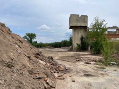 V bývalé šamotce, továrně mezi Velkou Kraší a Vidnavou, by mělo být překladiště kaolinu. Dnes se tu skladuje odpad z povodní.