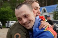 Cynické i na Rusy. Fotka Ukrajince otřásla světem. Nešlo o mučení, překvapili lékaři