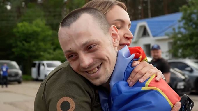 Válečné zajatce vítali po výměně na neznámém místě na Ukrajině. Byli mezi nimi i obránci Mariupolu.