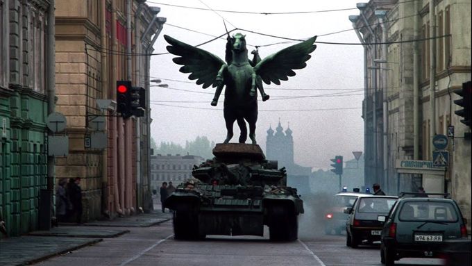 V honičce ze Zlatého oka James Bond zdemoluje část Petrohradu.