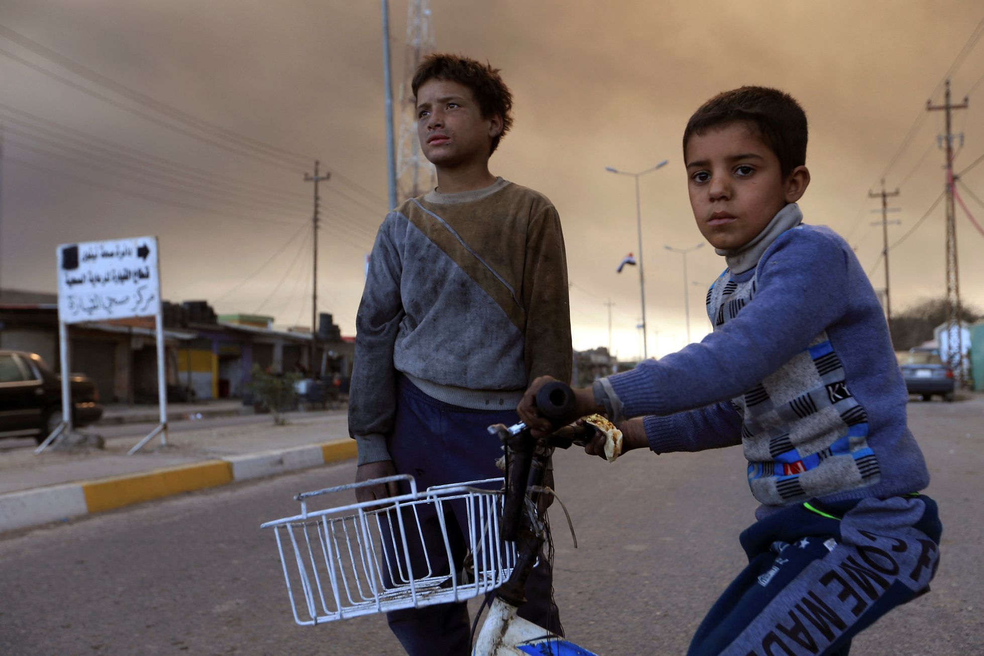 Irák - islamisté zapalují ropná pole ve snaze zbrzdit postup armády k Mosulu