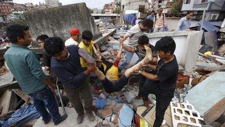 Zemětřesení v nepálském Káthmándú má stovky obětí