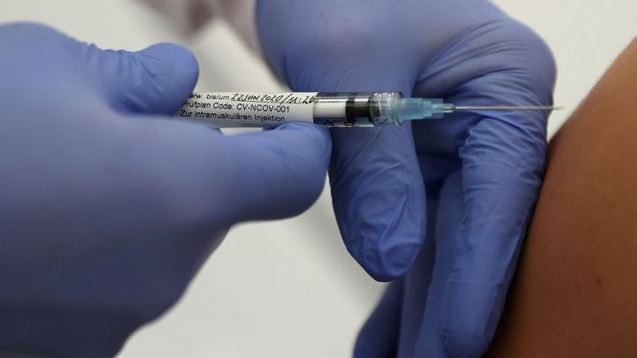 Požili metanol nebo čistidla. Kvůli dezinformacím okolo covidu zemřely stovky lidí