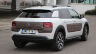 Citroën C4 Cactus má velmi specifický design. Plastové bubliny chrání přední i zadní část vozu. Můžete ho mít doma od 309 900 korun. Ani on se nenabízí s pohonem všech kol.