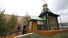 An Orthodox priest (R) and an inmate stand in front of an Orthodox church at a high-security male prison camp outside Russia's Siberian city of Krasnoyarsk May 14, 2013. High-security male prison camp number 17 is intended to house male inmates who are serving a sentence for the first time, and have been convicted for serious crimes. Prisoners at the facility work in wood and metal processing shops, manufacture furniture, sew clothes and do other kinds of work. They can also take part in educational, sport and cultural programs. Picture taken May 14, 2013. REUTERS/Ilya Naymushin (RUSSIA - Tags: CRIME LAW SOCIETY) ATTENTION EDITORS: PICTURE 23 OF 29 FOR PACKAGE 'INSIDE SIBERIA'S PRISONS' SEARCH 'ILYA PRISON' FOR ALL IMAGES Published: Čer. 19, 2013, 10:04 dop.