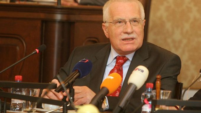 Prezident Václav Klaus během obchůzek politických stran.