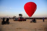 Horkovzdušný balon ještě nestoupá, ale touha po výškách přivedla několik mužů na střechy jejich aut.