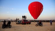 Horkovzdušný balon ještě nestoupá, ale touha po výškách přivedla několik mužů na střechy jejich aut.