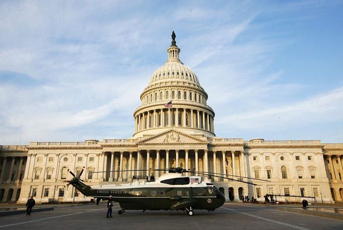 Helikoptéra na východní straně Kapitolu čeká na manžele Bushovi, kteří s ní odletí po přísaze a projevu Baracka Obamy. Tím jejich prezidentská role po osmi letech skončí.