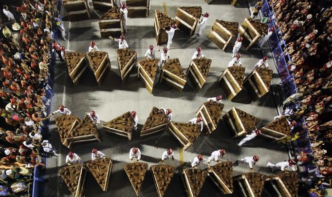 Revellers of the Unidos da Tijuca samba school participate in the annual carnival parade in Rio de Janeiro's Sambadrome, February 10, 2013. REUTERS/Ricardo Moraes (BRAZIL - Tags: SOCIETY) Published: Úno. 11, 2013, 4:25 dop.