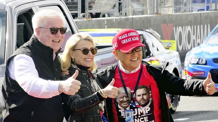 "Jdi do pr..., Toyoto." Předseda oblékl kontroverzní čepici a strhla se nevole; Zdroj foto: ČTK / AP / Shota Mizuno