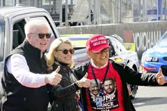 "Jdi do pr..., Toyoto." Předseda oblékl kontroverzní čepici a strhla se nevole