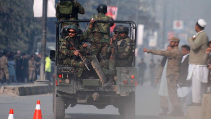 Vláda k zákazu přistoupila po teroristickém útoku na školu v Péšávaru.