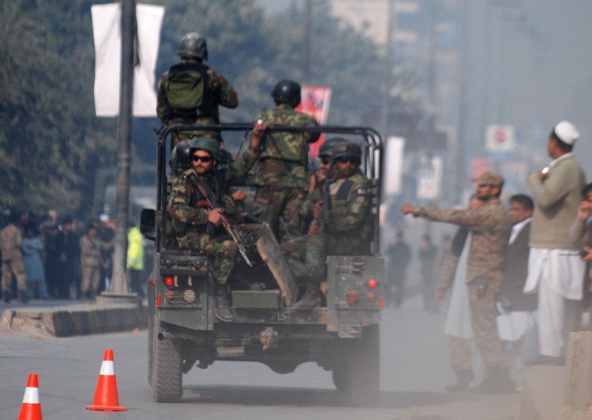 Útok na školu v Pášáváru. Na snímku speciální jednotky pákistánské armády.