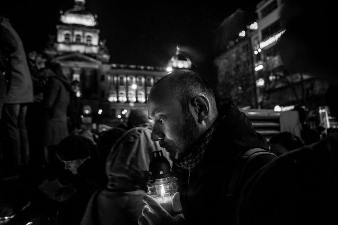 Kategorie: FOTOGRAFIE ROKU Fotograf: MILAN JAROŠ, Respekt Název fotografie: "Rozloučení s Václavem Havlem"