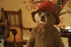 Recenze: Medvědí přistěhovalec se touží stát vánoční klasikou