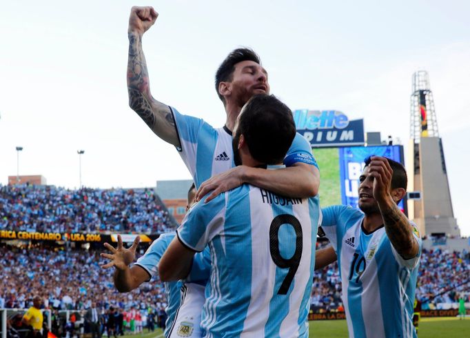 Lionel Messi a Gonzalo Higuaín na Copa América Centenario 2016