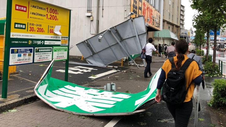 Tajfun v Japonsku způsobil potíže v dopravě i dodávkách elektřiny, jednu ženu zabil