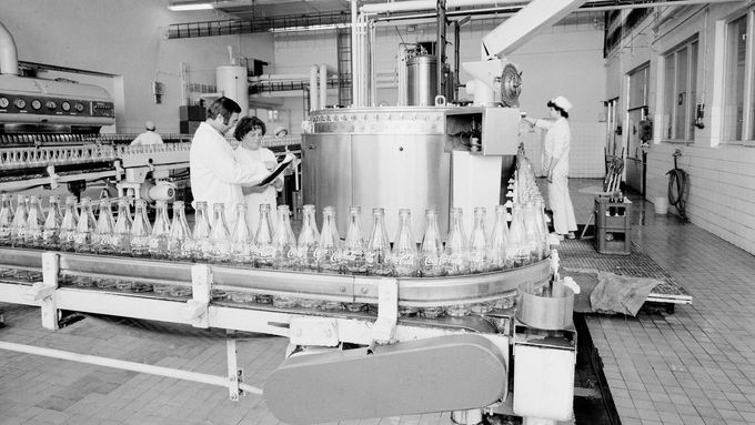 Coca-Cola za 2,50 Kčs. Symbol kapitalismu se začal v tuzemsku vyrábět už před 50 lety
