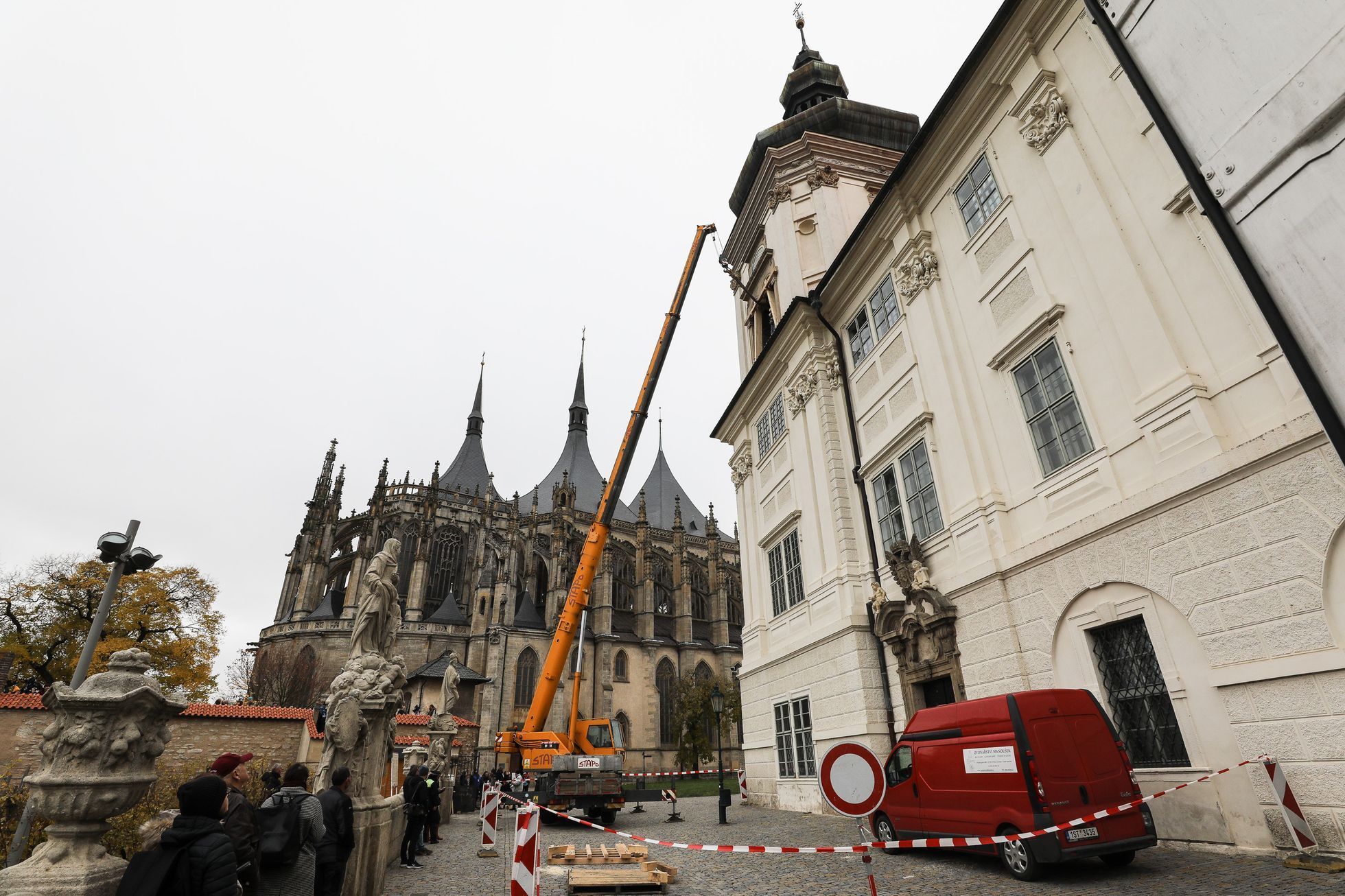 Snesení zvonů z bývalé Jezuitské koleje, Kutná Hora, zvony