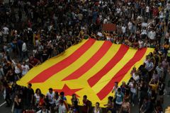 Španělský ústavní soud zablokoval schůzi, na které chtěl katalánský parlament vyhlásit nezávislost