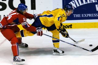 Švédský hokejový útočník Mikael Backlund na MS juniorů 2008 v Česku.