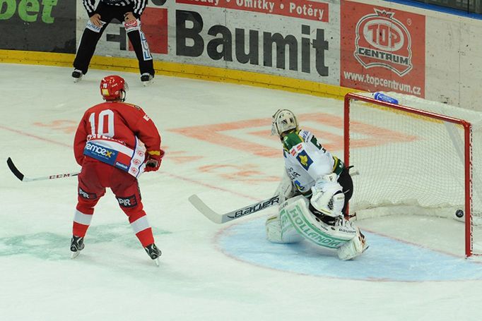 Hokejista Slavie Praha Roman Červenka proměňuje trestné střílení za záda Lukáše Mensatora v utkání 5. kola Tipsport extraligy 2012/13 s Karlovými Vary.