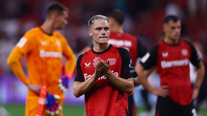 Soccer Football - Bundesliga - Bayer Leverkusen v RB Leipzig - BayArena, Leverkusen, Germany - August 31, 2024 Bayer Leverkusen's Florian Wirtz applauds fans after the ma