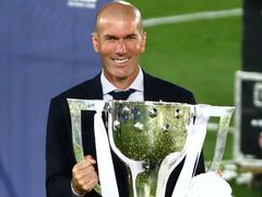 Zinedine Zidane s pohárem pro mistra španělské ligy.