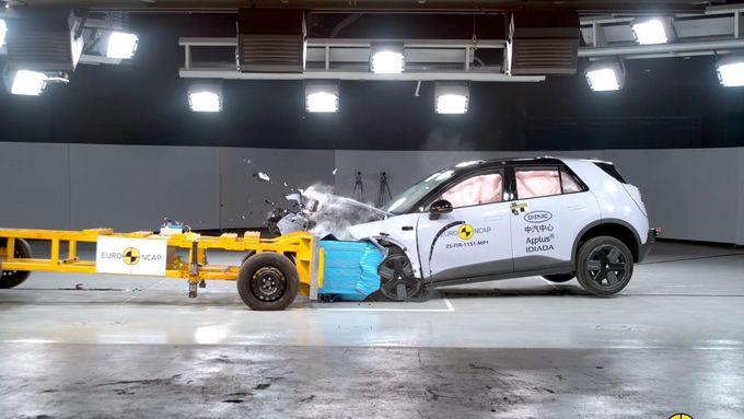 3x nárazové testy nováčků. Elektromobily od Turků a Číňanů překvapují