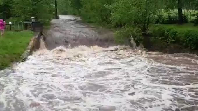 Velká voda z Vsetínské Bečvy a Rokytenky ohrožovala Vsetín, na řece Smědé v Hejnicích u Liberce se potýkali s 2. stupněm povodňové aktivity, hladina se výrazně zvedala i na Olši v Jablunkově.