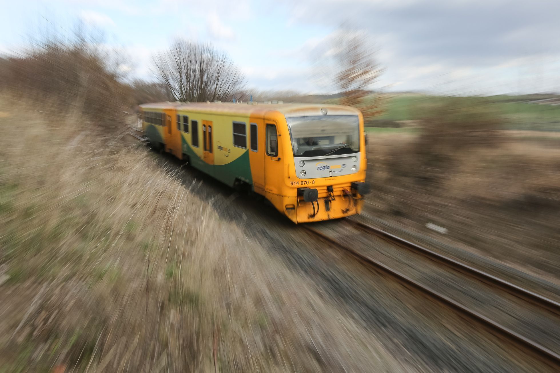 Vlak, vlakové a železniční přejezdy - ilustrační foto