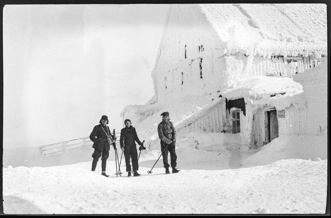 Archivní snímky neznámých autorů z let cca1900-1945, které zachraňuje fotograf Martin Wágner v rámci projektu "Negativy z popelnice" a dokumentuje tak zmizelý svět.