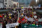 Zhruba 50 tisíc lidí demonstrovalo v neděli v Bruselu proti vládním koronavirovým opatřením a proti očkování proti covidu-19, uvedla policie.
