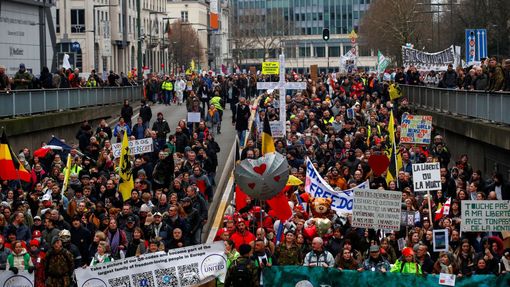Lidé v ulicích Bruselu protestovali proti vládním opatřením.