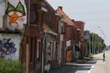 Plány na zbourání vesnice po celé Belgii rozpoutaly vlnu nevole, petice i četné protesty. I díky tomu Doel vypadá tak, jak vypadá - napůl rozbořený, napůl počmáraný, plný uměleckých výstřelků i smutku rozpadajících se domů.