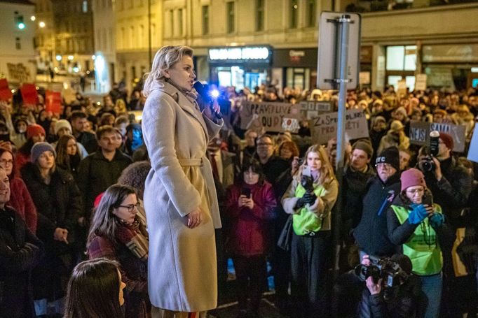 Demonstrace za spravedlnost pro oběti sexuálního násilí před Ministerstvem spravedlnosti.