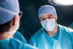 Rekordní masáž srdce jako inspirace. Nová krimi o chybně obviněném kardiochirurgovi