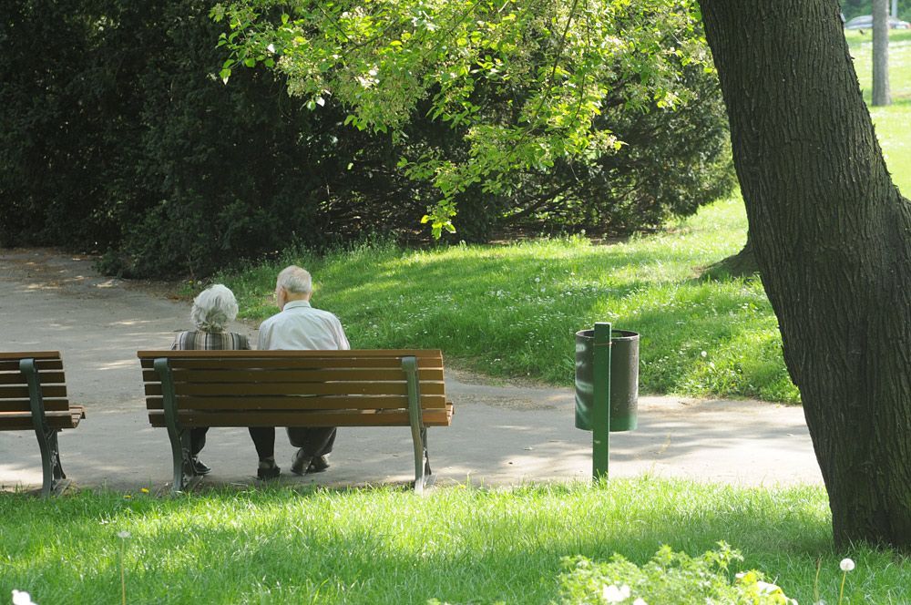 Důchodci na lavičce v parku