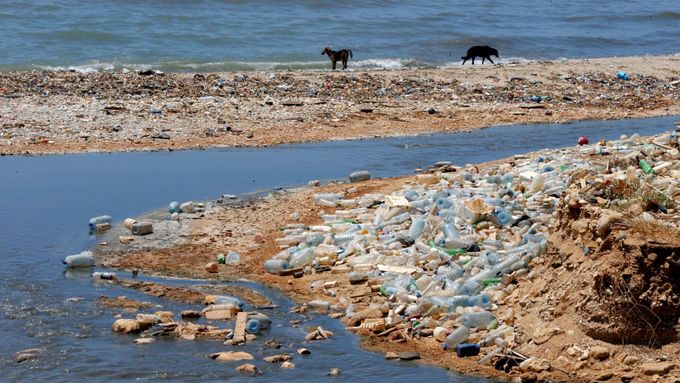 Znečištěné moře plasty. Ilustrační foto.